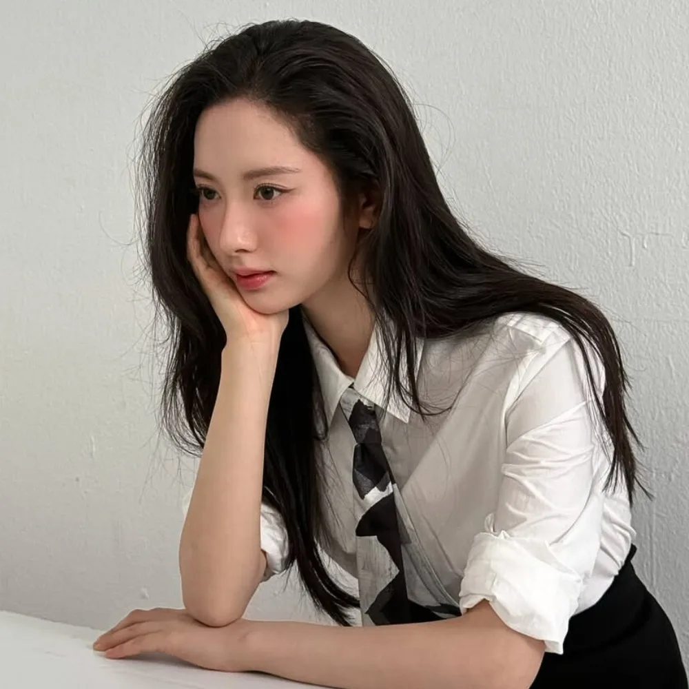 Bona mang sơ mi trắng