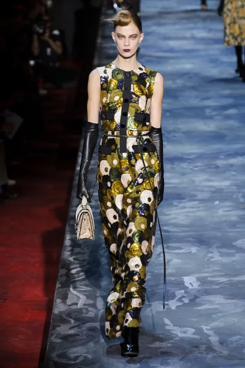 Một mẫu thiết kế trong Bộ sưu tập Marc Jacobs Thu Đông 2015-16 Một mẫu thiết kế trong Bộ sưu tập Marc Jacobs Thu Đông 2015-16