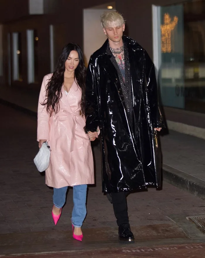 thời trang áo khoác nhựa bóng megan fox