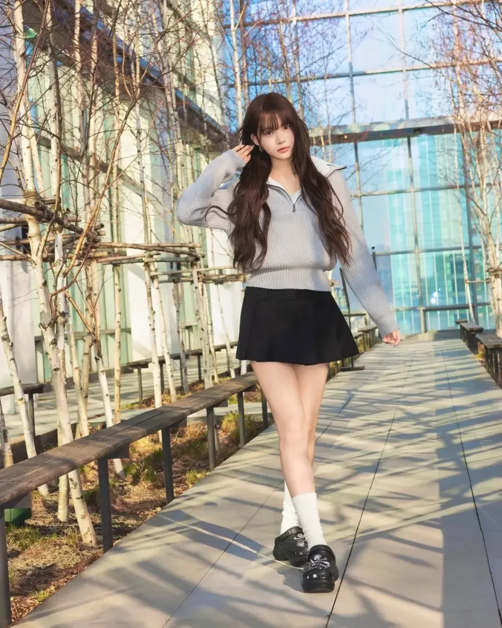 Slip on đế cao mang lại dáng vẻ cao ráo và phong cách hiện đại