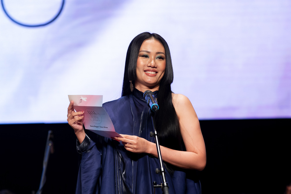 Nhã Trúc trao giải Haircare & Bodycare product of the year