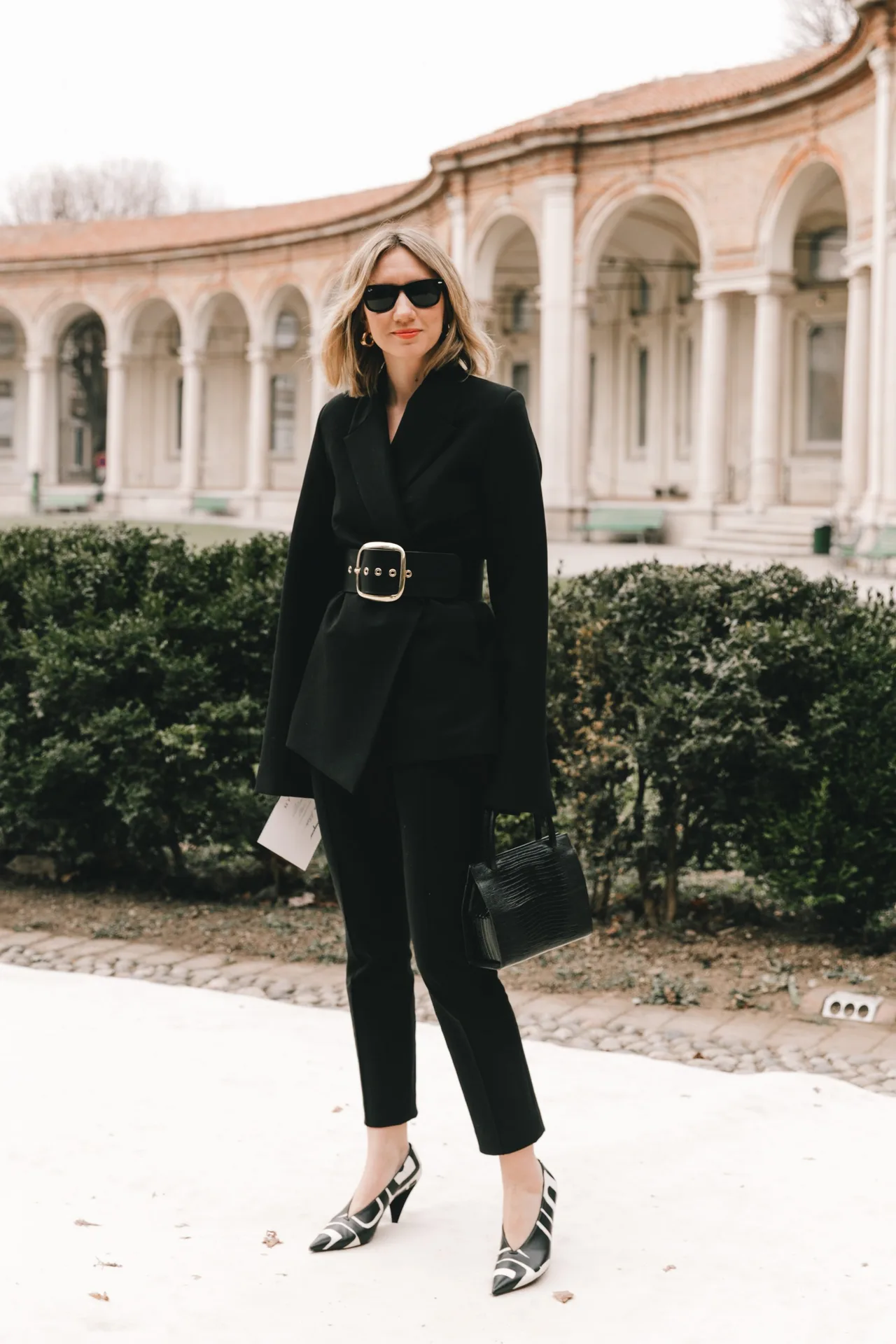 Dress code formal - âu phục đen và thắt lưng to bản
