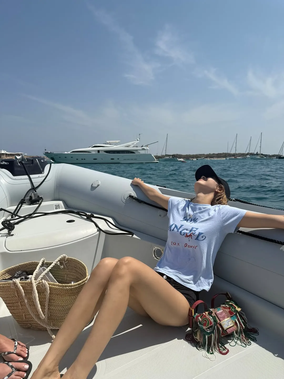 Lisa (BLACKPINK) diện túi xách tua rua