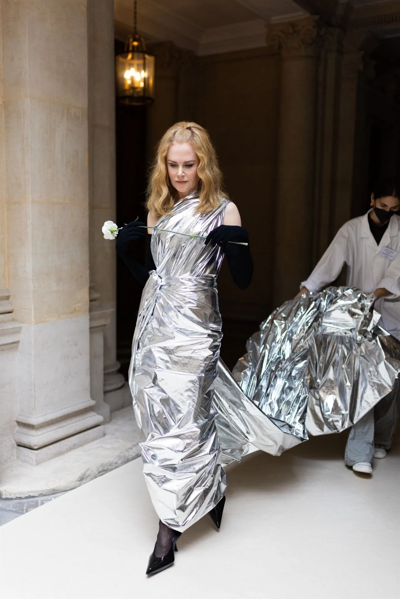 nicole kidman xuất hiện trong buổi trình diễn thời trang của Balenciaga