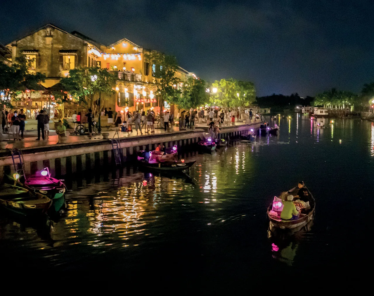 Hội An thả đèn trên sông Hàn Hội An thả đèn trên sông Hàn