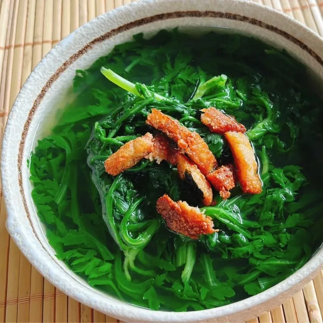 Món canh rau tần ô thanh mát