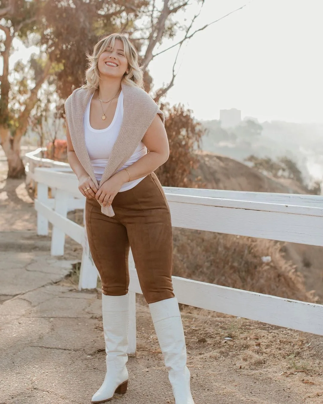 cô nàng đầy đặn phối đồ phong cách athleisure áo thun 3 lỗ