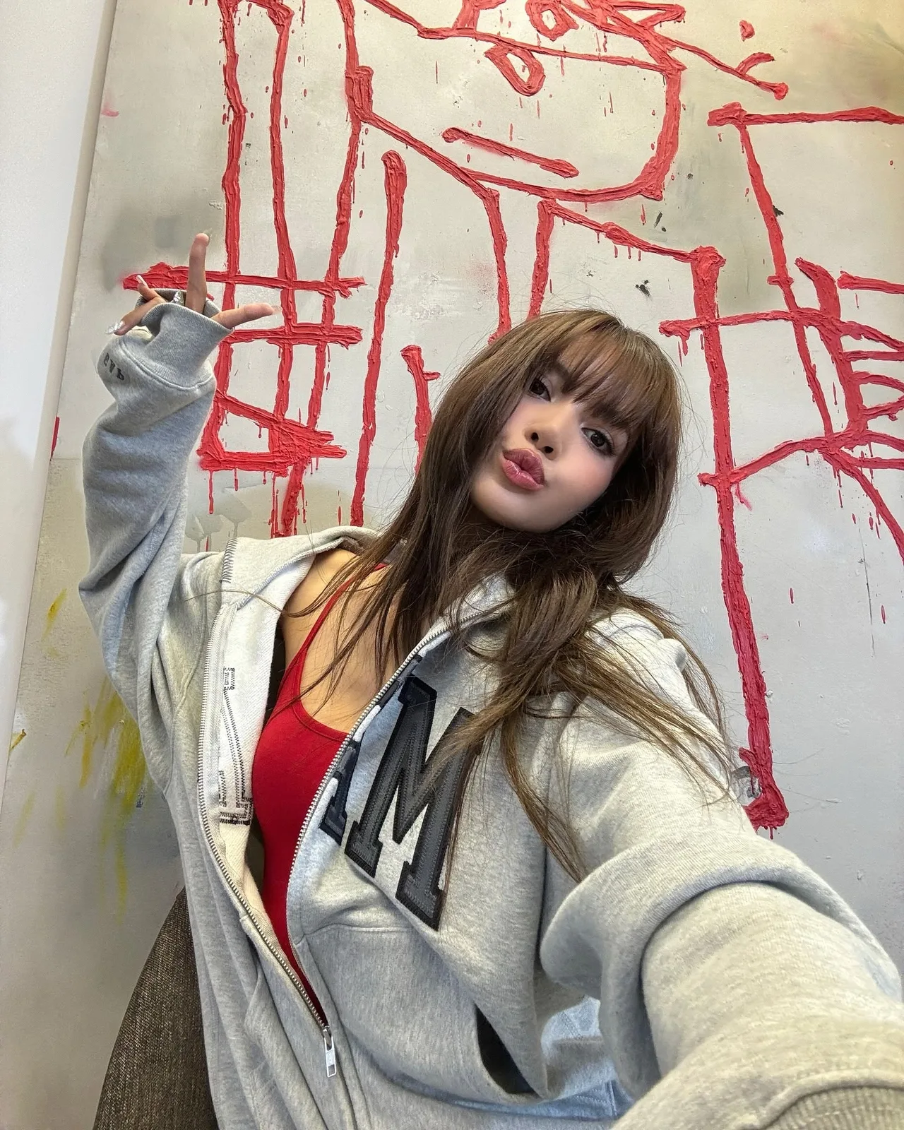 lisa diện áo khoác hoodie xám