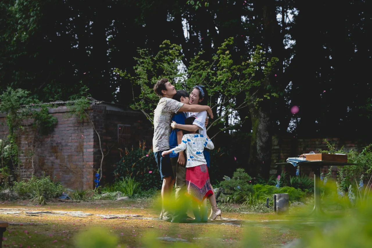 No Other Choice là bộ phim điện ảnh của Hàn Quốc được đạo diễn bởi Park Chan-wook.