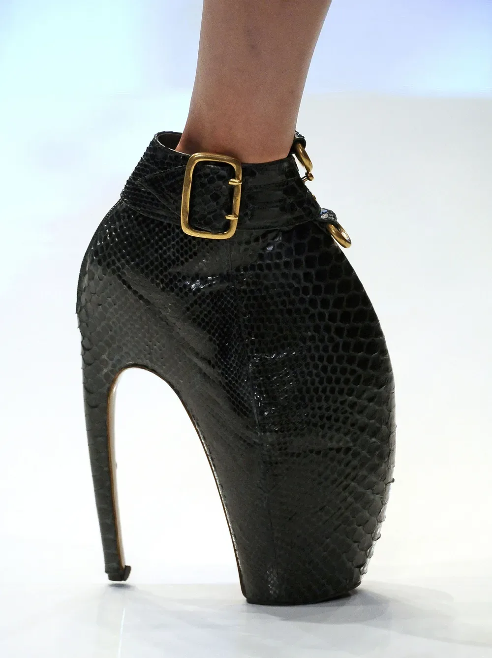 Armadillo boots của Alexander McQueen
