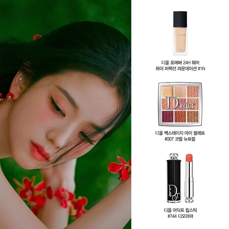 Makeup tông đỏ trong poster cho Mv Flower. Makeup tông đỏ trong poster của Jisoo cho Mv Flower.