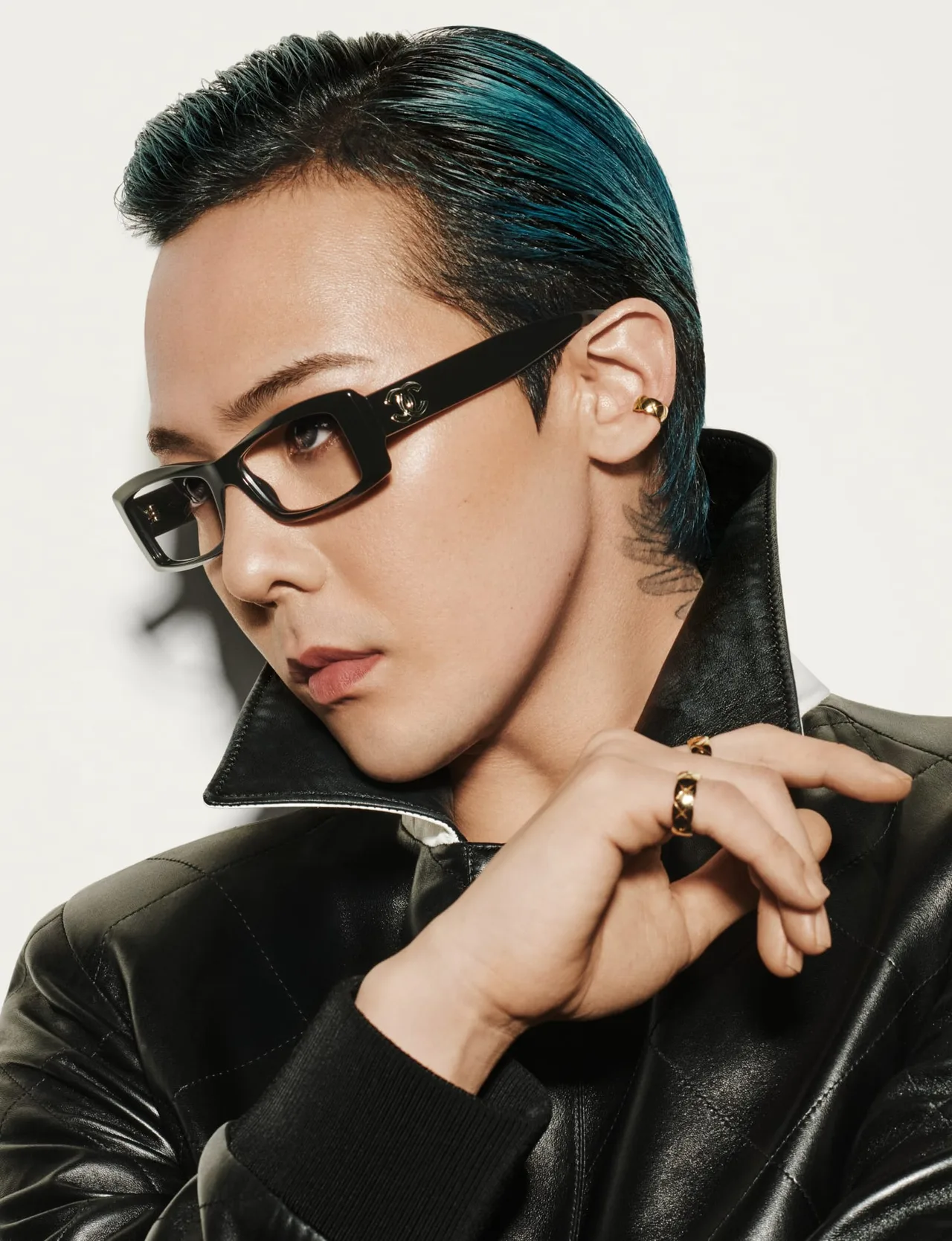 G-Dragon khẳng định tầm ảnh hưởng về phong cách với mẫu kính mát hai tông màu mang đậm tính đồ họa cùng biểu tượng hai chữ C đặc trưng.
