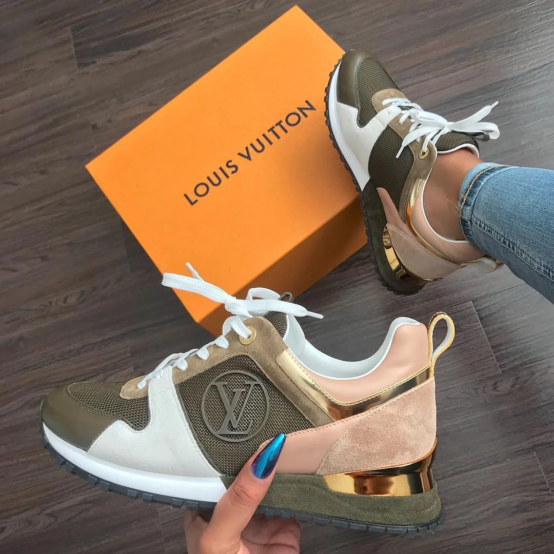 Những cô nàng sở hữu tủ giày sneaker trong mơ của mọi cô gái Những cô nàng sở hữu tủ giày sneaker trong mơ của mọi cô gái