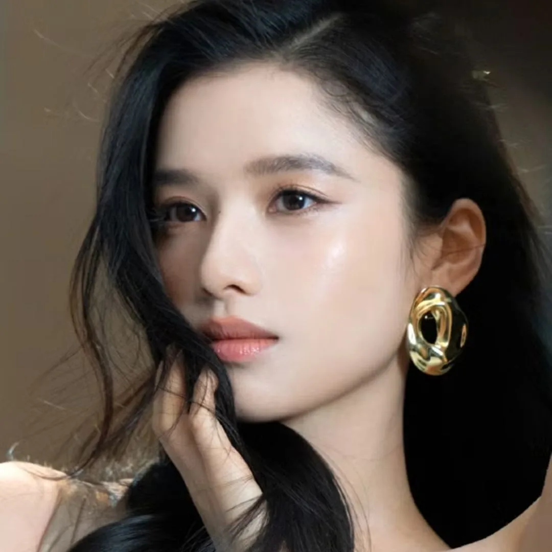 Sử dụng phấn highlight giúp da căng bóng tự nhiên