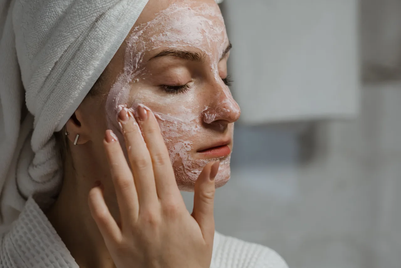cô gái đang thoa mỹ phẩm peptide lên mặt