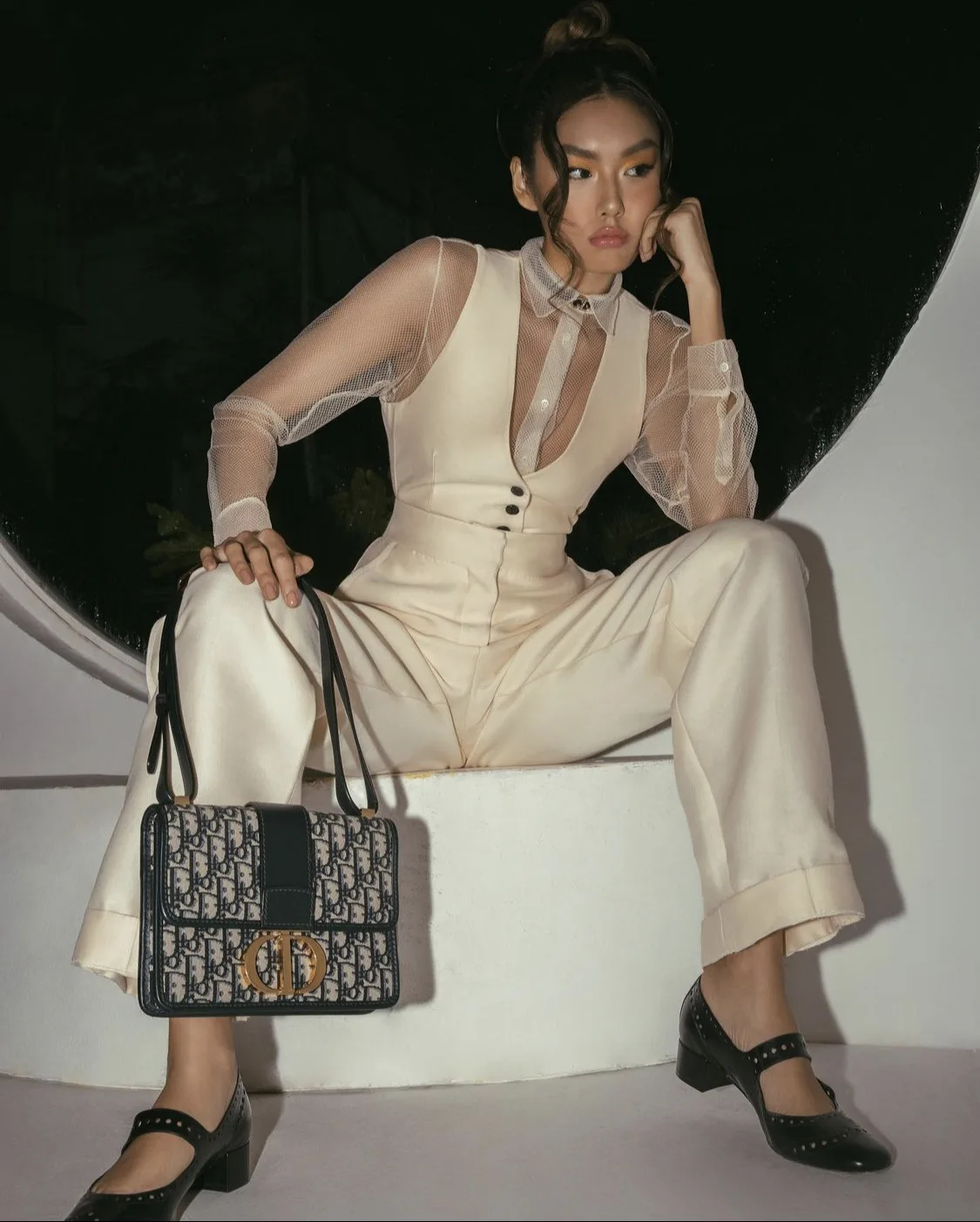 Thảo Nhi Lê quần âu vải bóng túi dior
