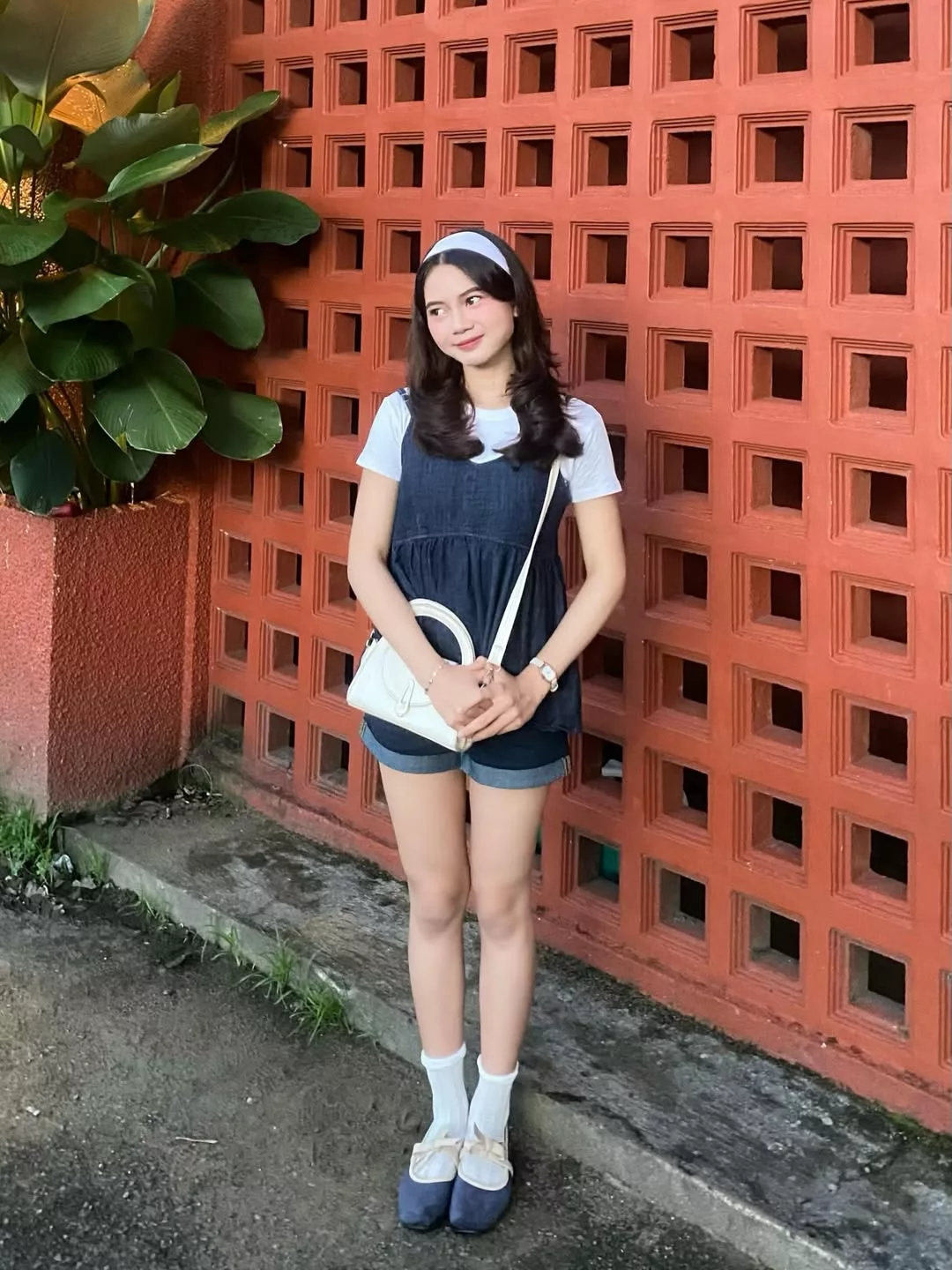 Sự cân bằng hoàn hảo giữa nét cá tính của đồ jeans và sự mềm mại, sang trọng của phụ kiện màu trắng đi kèm.