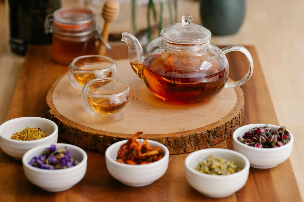 quà tặng 8-3 tặng mẹ set trà thảo mộc nâng cao sức khỏe.