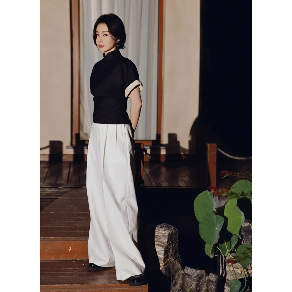 Nữ diễn viên mang áo đen quần trắng