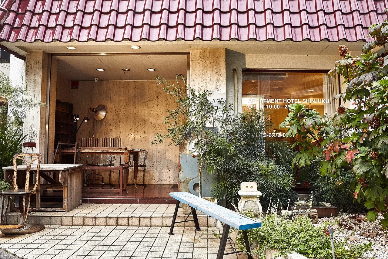 đằng trước khách sạn shinjuku
