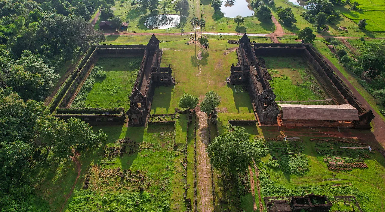 khung cảnh ngôi đền Wat Phou nhìn từ trên cao