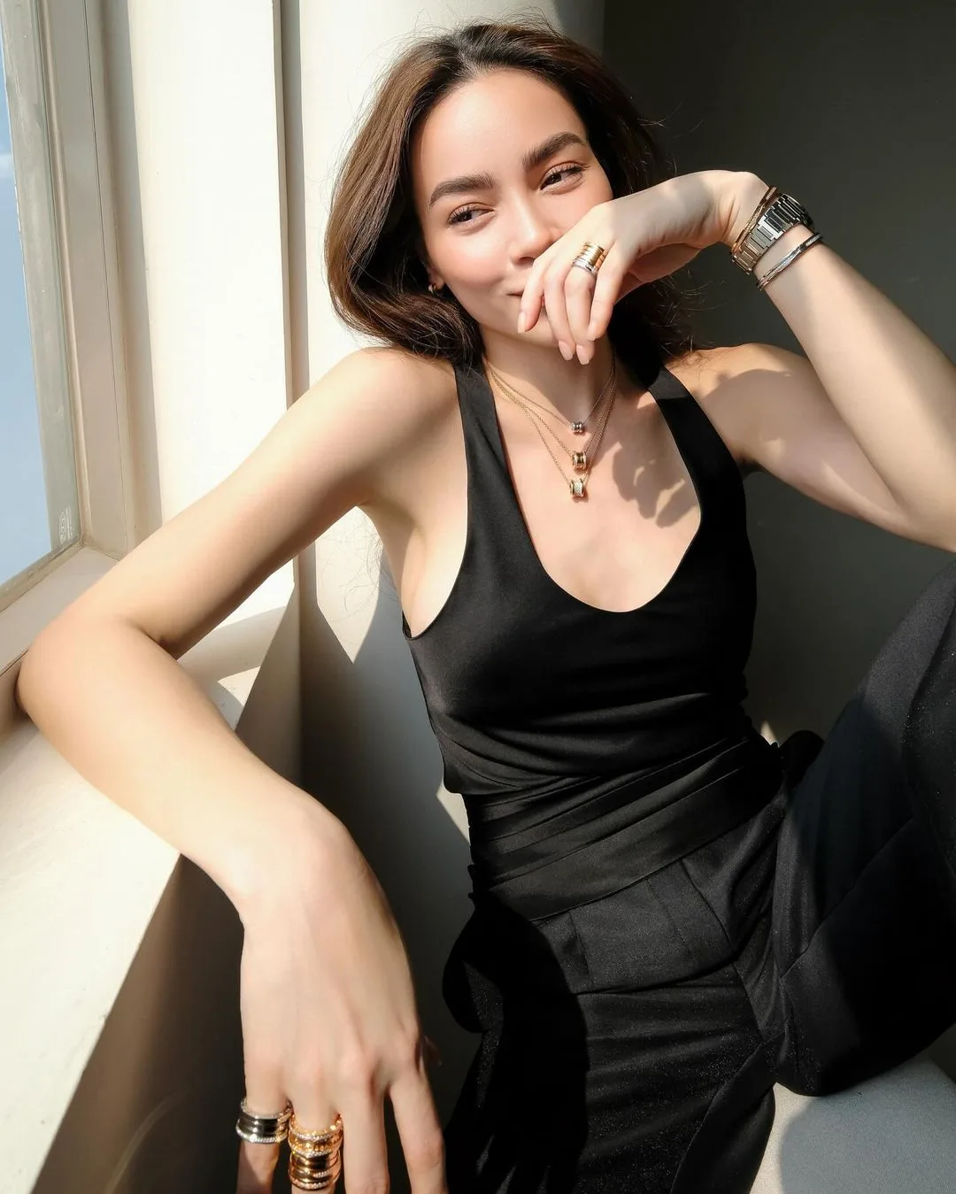 Hồ Ngọc Hà phối tank top và quần tây