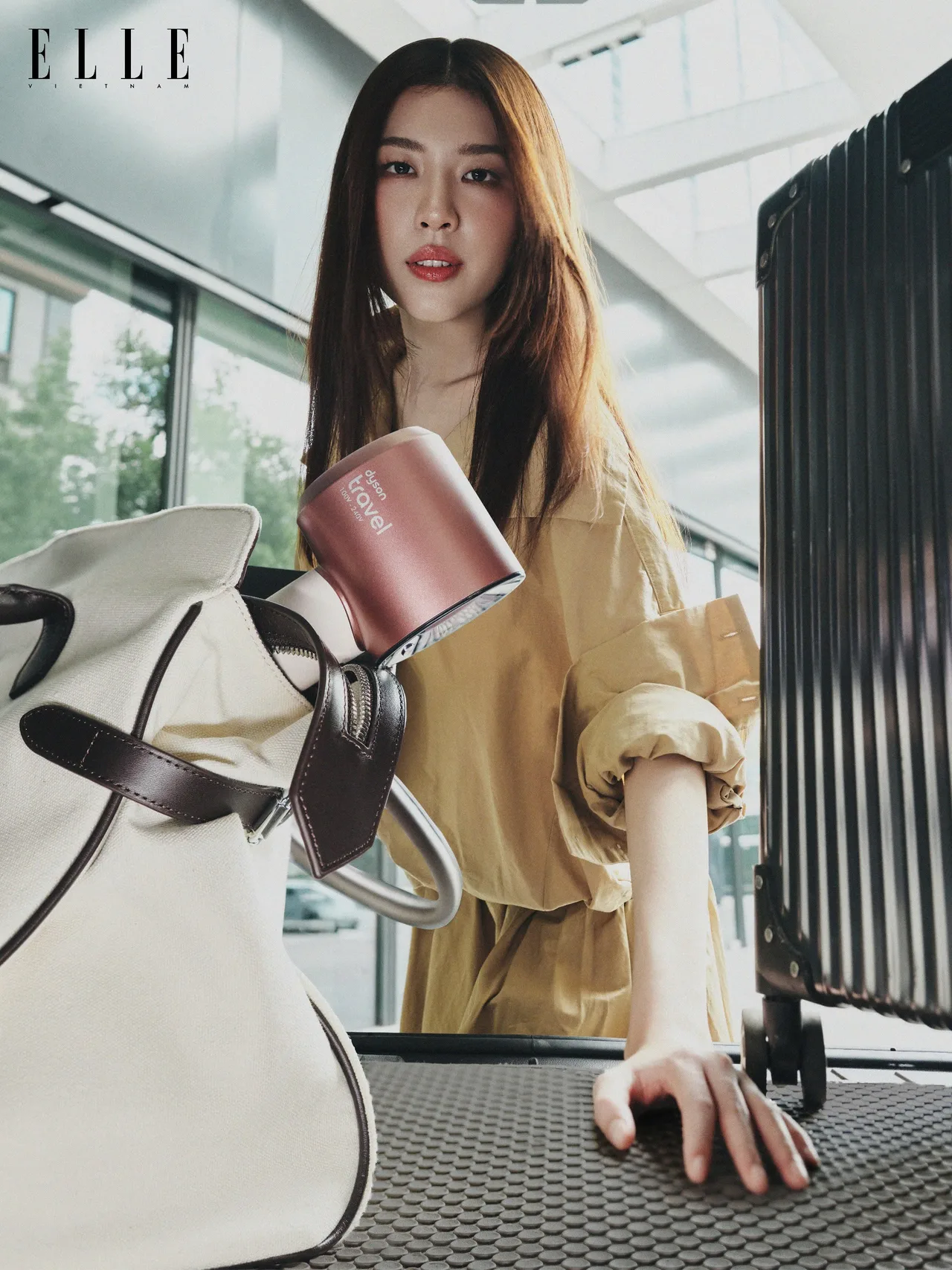 Lamoon cầm máy sấy tóc
