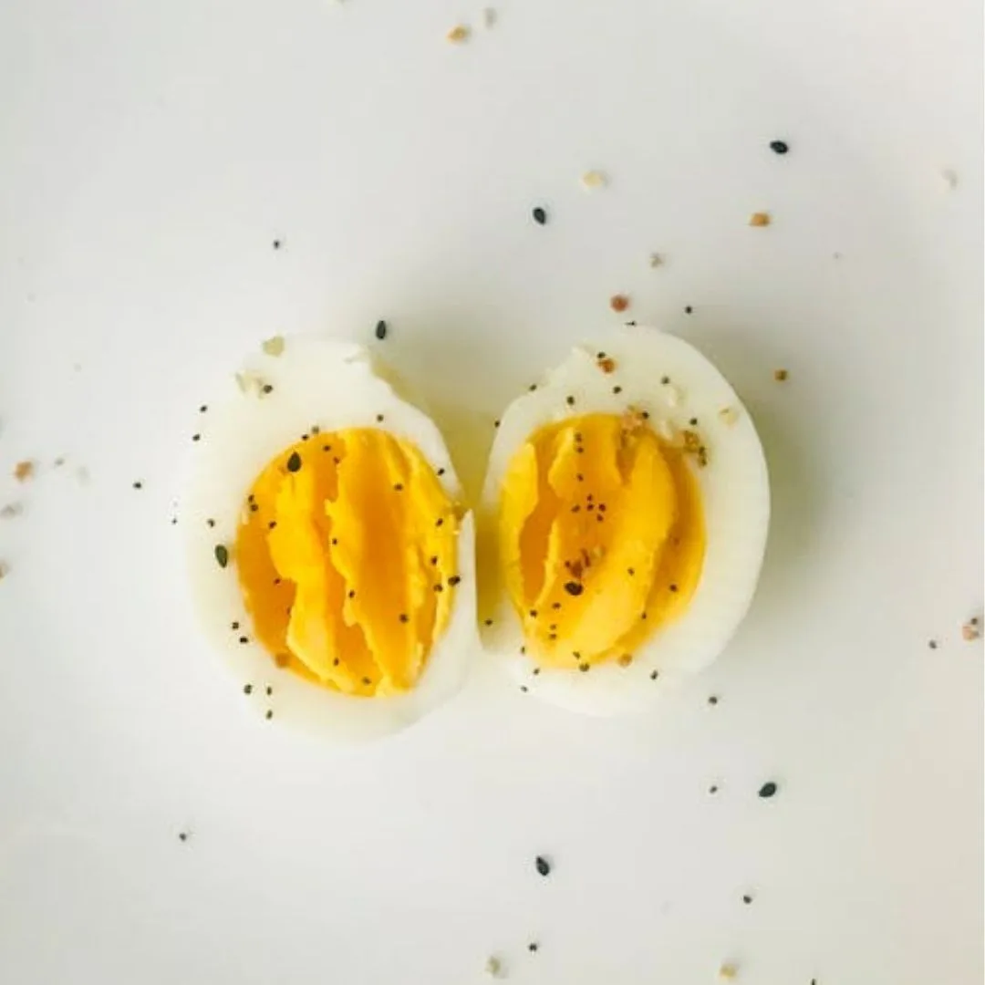 quả trứng luộc cắt đôi