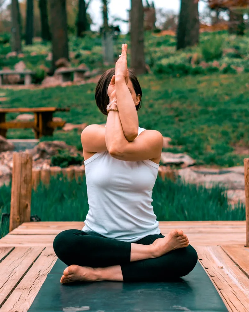 Các tư thế yoga hỗ trợ đẩy lùi căng thẳng.