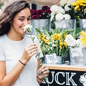 cô gái ngửi hoa có làn da khỏe manh