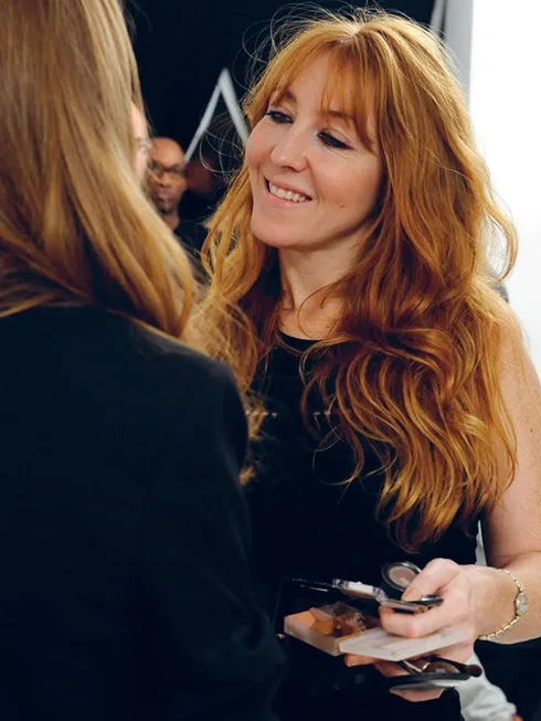 Charlotte Tilbury tại hậu trường của Fashion Week