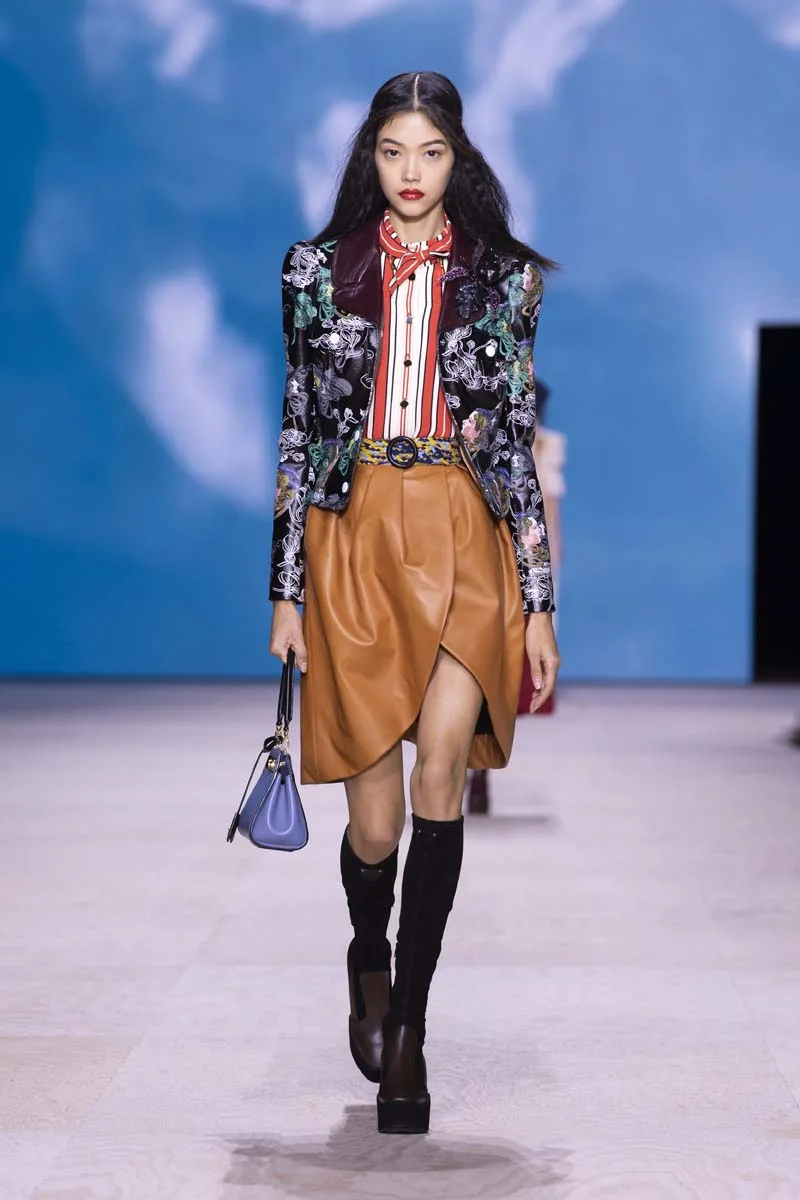chân váy da áo khoác họa tiết louis vuitton xuân hè 2020