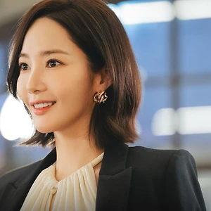 Xúng xính váy áo với những họa tiết mùa Xuân được nữ thần Park Min Young mê mẩn