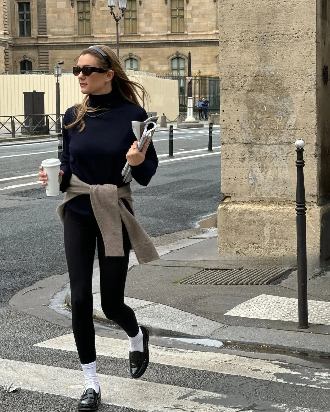 bản phối màu đen kết hợp quần legging đen