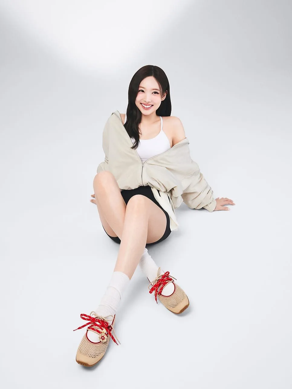Cô nàng Nayeon (Twice) trong bản phối mùa Hè mát mẻ, lăng xê đôi giày ballet đan lưới màu sắc thoáng khí từ thương hiệu Vivaia ôm gọn bàn chân.