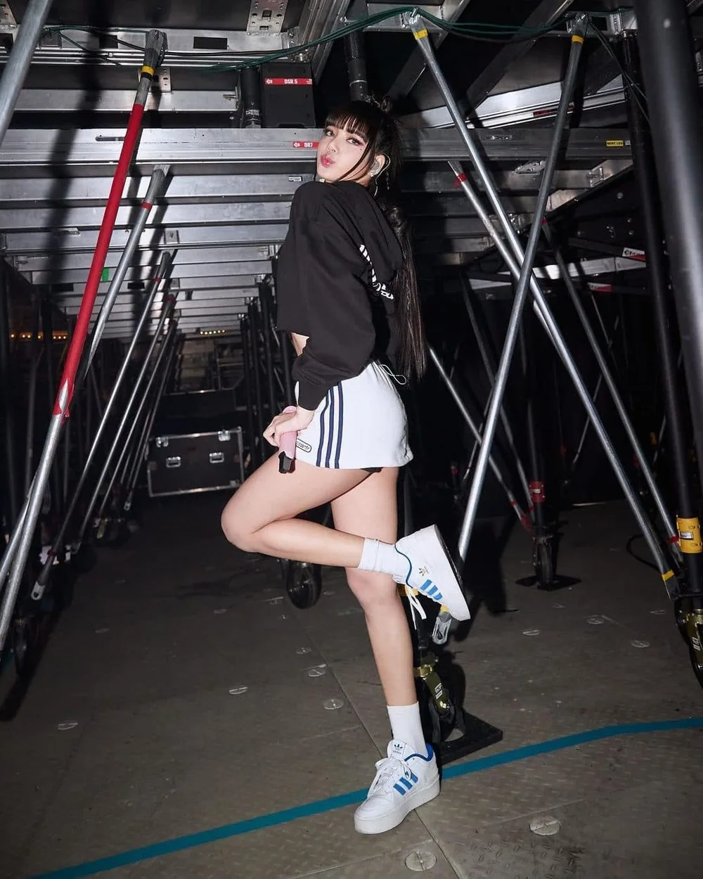 Lisa diện quần shorts thể thao diana