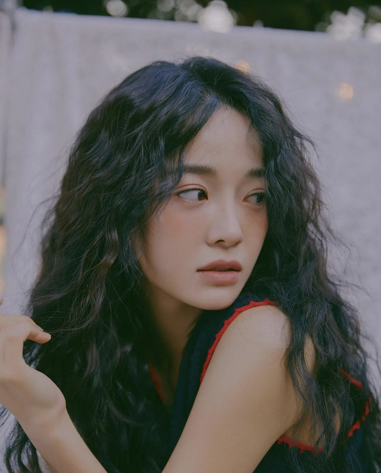 Diễn viên Kim Se-jeong với mái tóc xoăn xù mì. Diễn viên Kim Se-jeong tạo kiểu tóc mặt dài