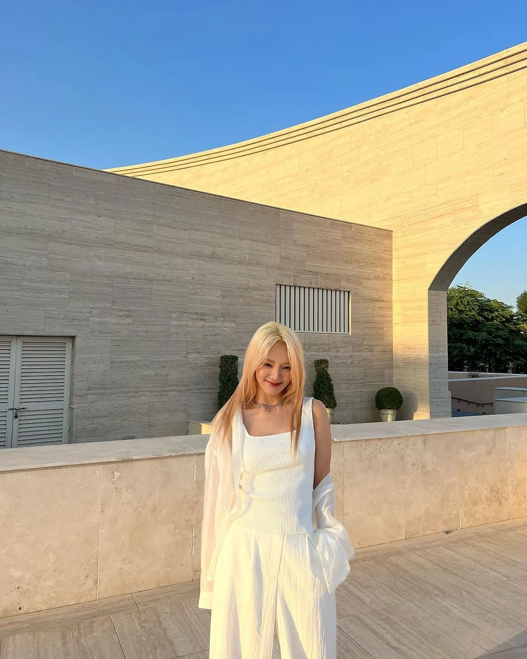 hyoyeon diện áo sơ mi trắng