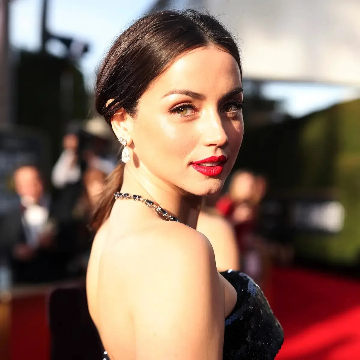 Ana de Armas tham dự sự kiện với son đỏ. Ana de Armas tham dự sự kiện với son đỏ.