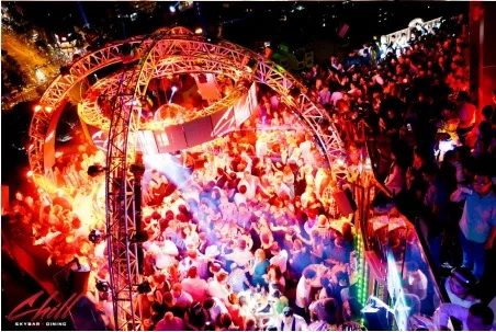 Không khí sôi động của Chill Sky Bar Không khí sôi động của Chill Sky Bar
