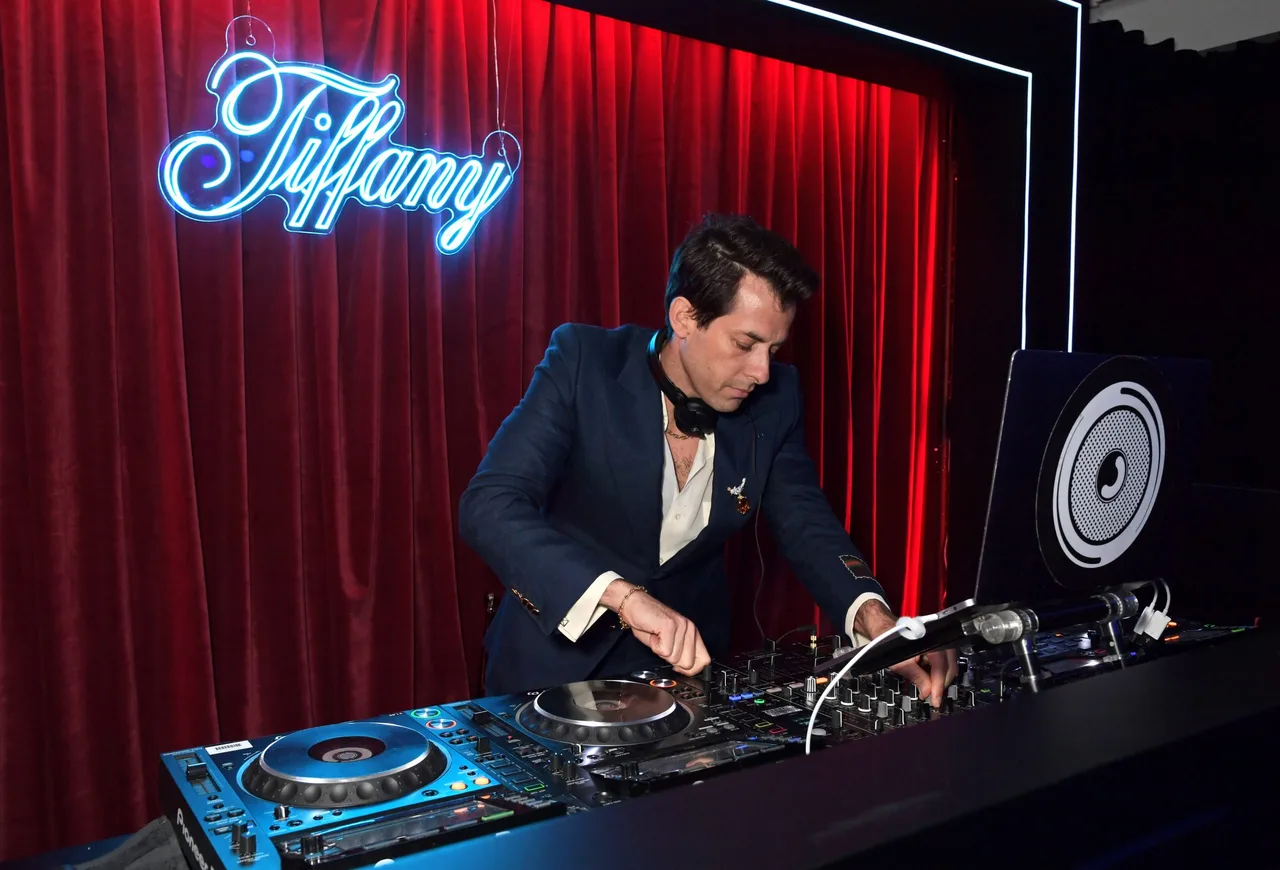 Mark Ronson tại triển lãm Tiffany & Co.
