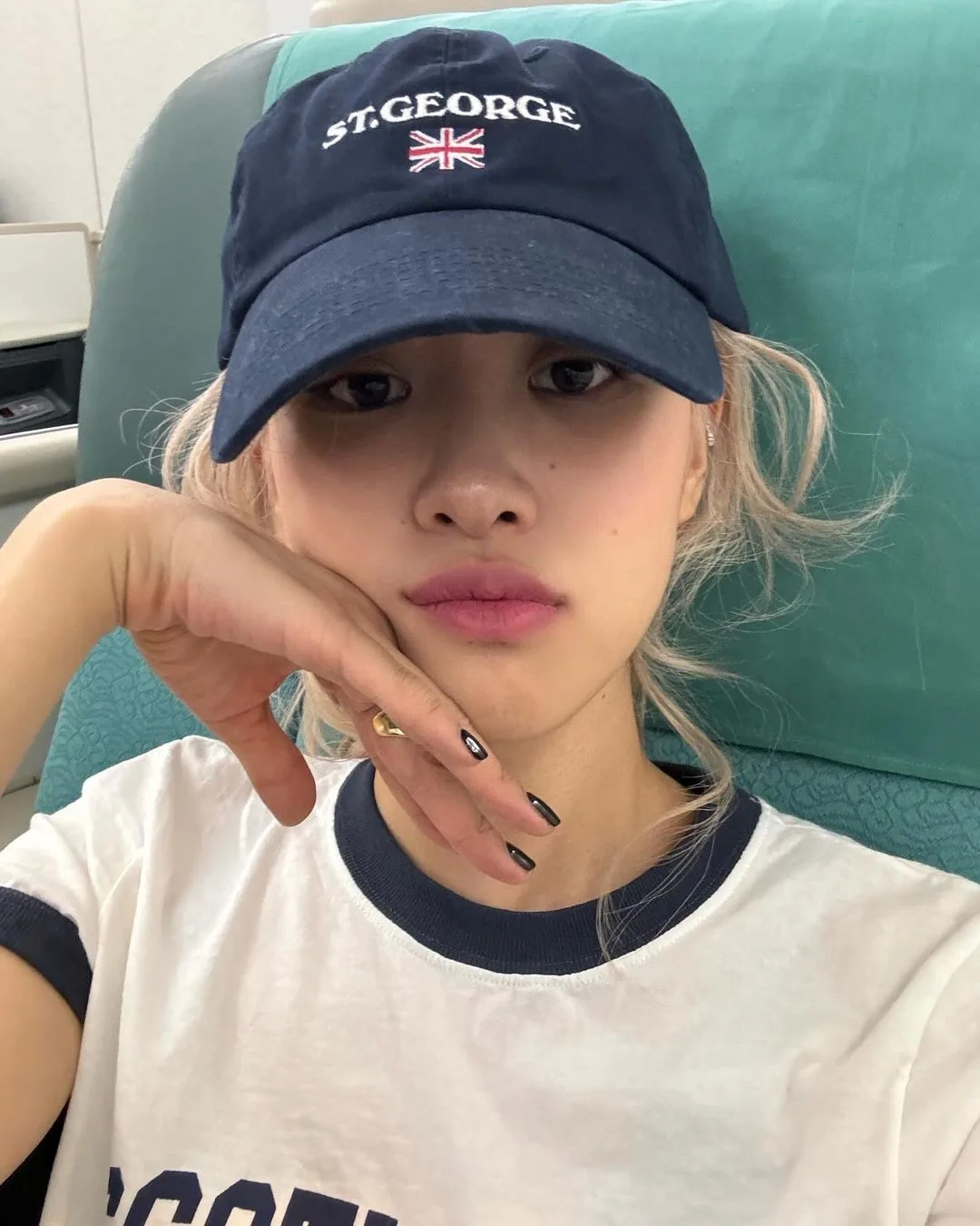 @roses_are_rosie diện mũ bóng chày