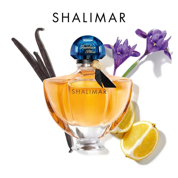 Guerlain Shalimar Eau de Parfum với nốt hương đầu đầy thu hút với sự tươi mát của các hương cam chanh (đặc biệt là hương của cam Bergamot). Guerlain Shalimar Eau de Parfum với nốt hương đầu đầy thu hút với sự tươi mát của các hương cam chanh (đặc biệt là hương của cam Bergamot).