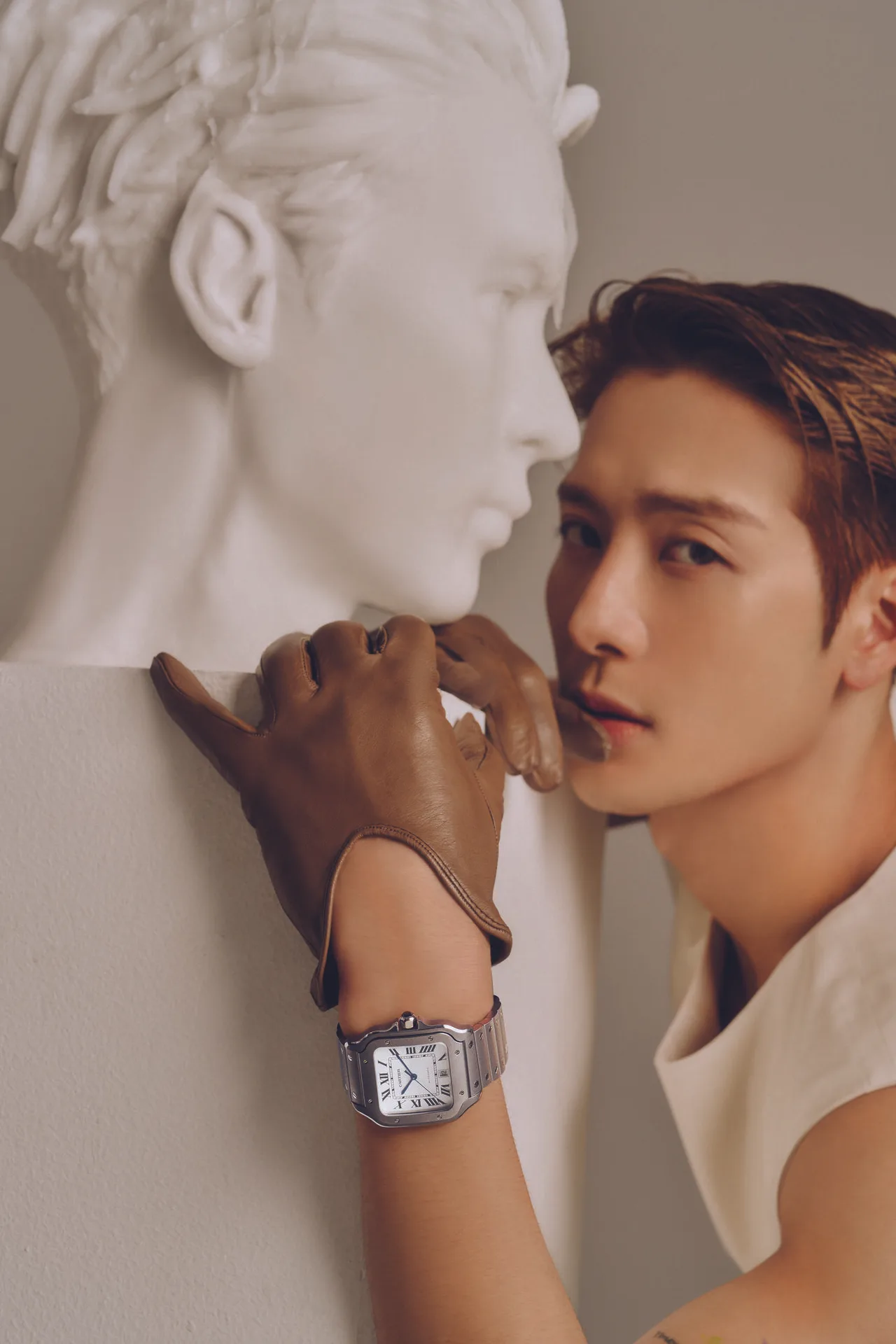 Đồng hồ Santos de Cartier của CARTIER. Áo VVON SUGUNNASIL. Găng tay da màu nâu của stylist.