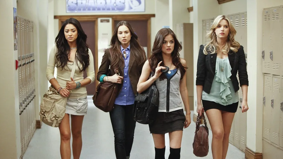 thời trang phim truyền hình âu mỹ pretty little liars 4 nhân vật trong hành lang trường