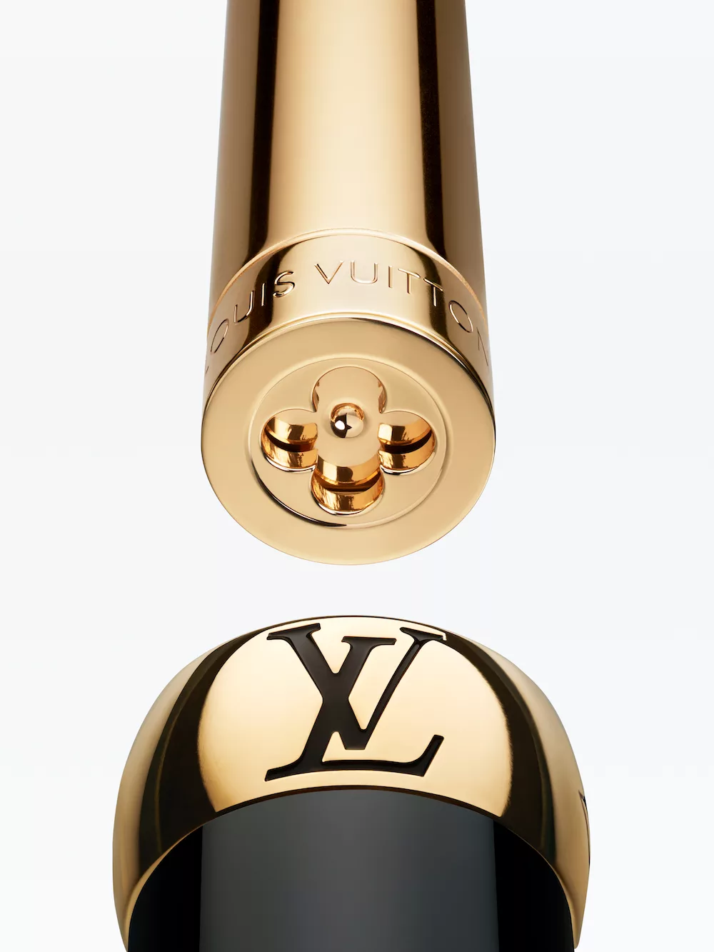 Chi tiết khóa son với vòng brass đặc trưng và logo LV khắc tinh xảo.