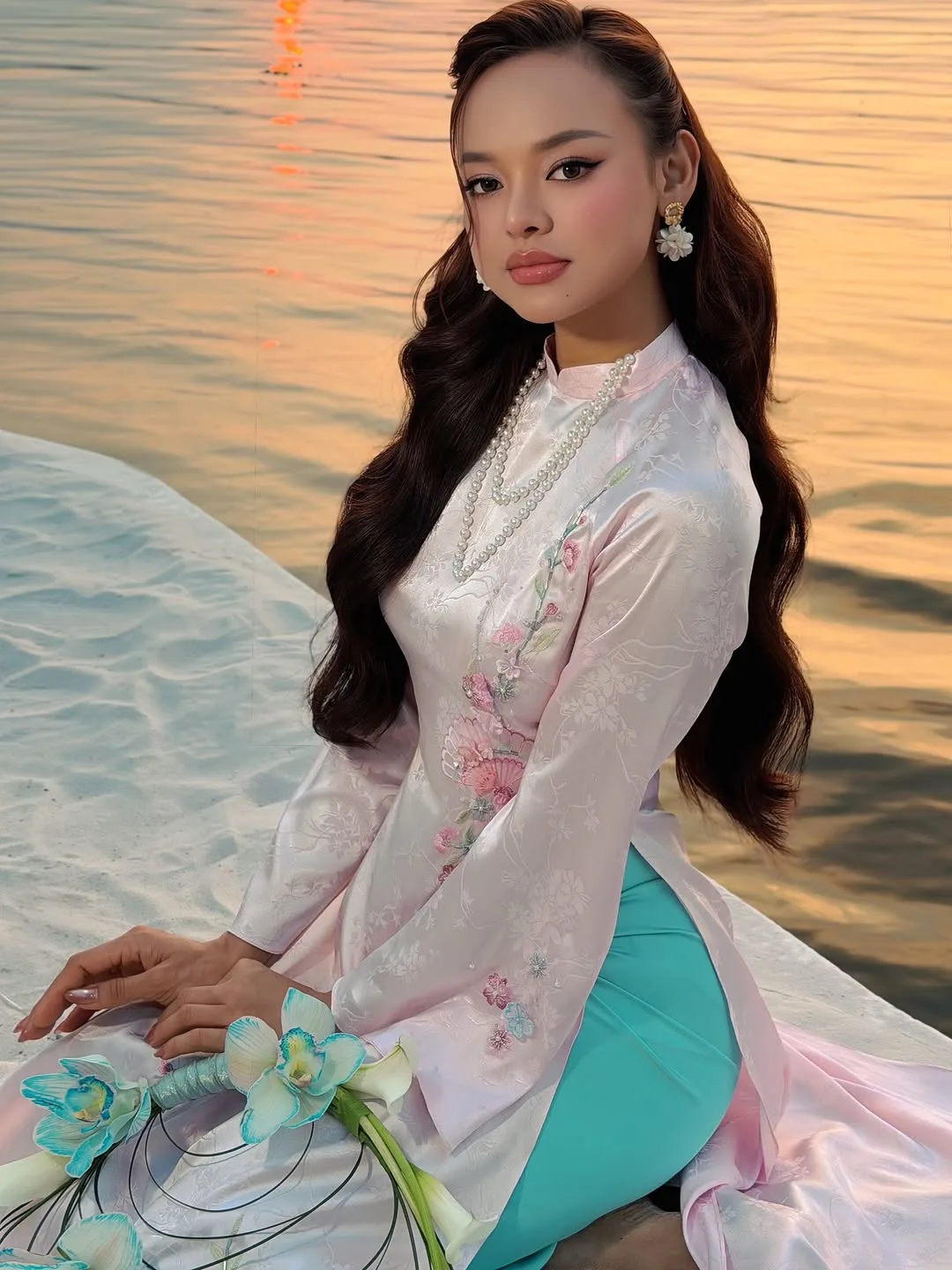 Áo dài ngọt ngào với hai màu hồng và xanh.