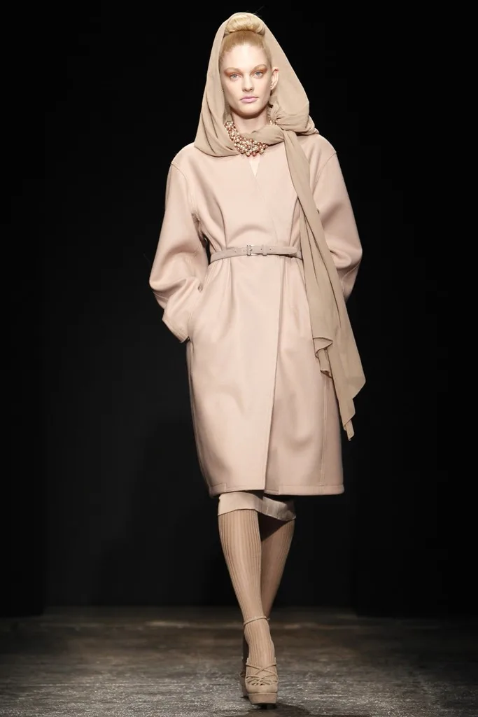 người mẫu mặc trench coat màu beige và giày cao gót nude