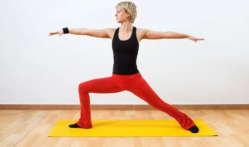 Bài tập Yoga giúp giảm mỡ đùi: Tư thế chiến binh