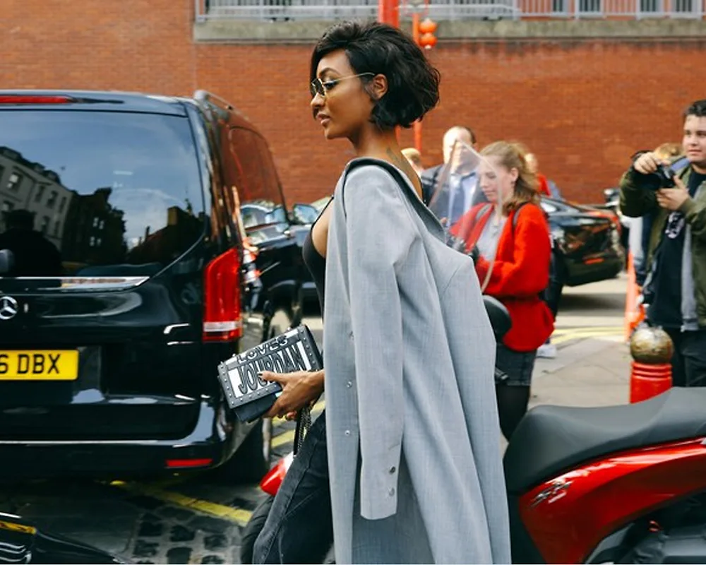 Street Style nổi bật của tín đồ thời trang tại London Fashion Week Xuân Hè 2018 Street Style nổi bật của tín đồ thời trang tại London Fashion Week Xuân Hè 2018